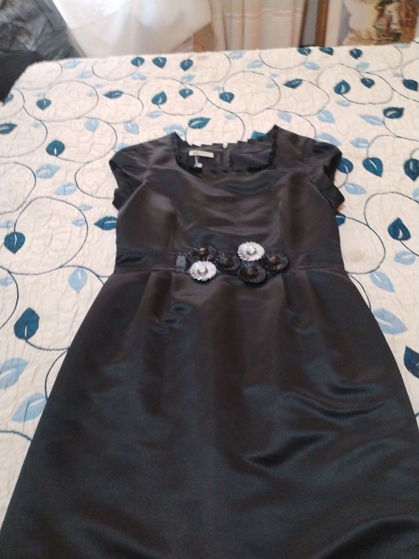 Un vestido de fiesta en negro con un toque en la cintura de flores y piedras – photo 17